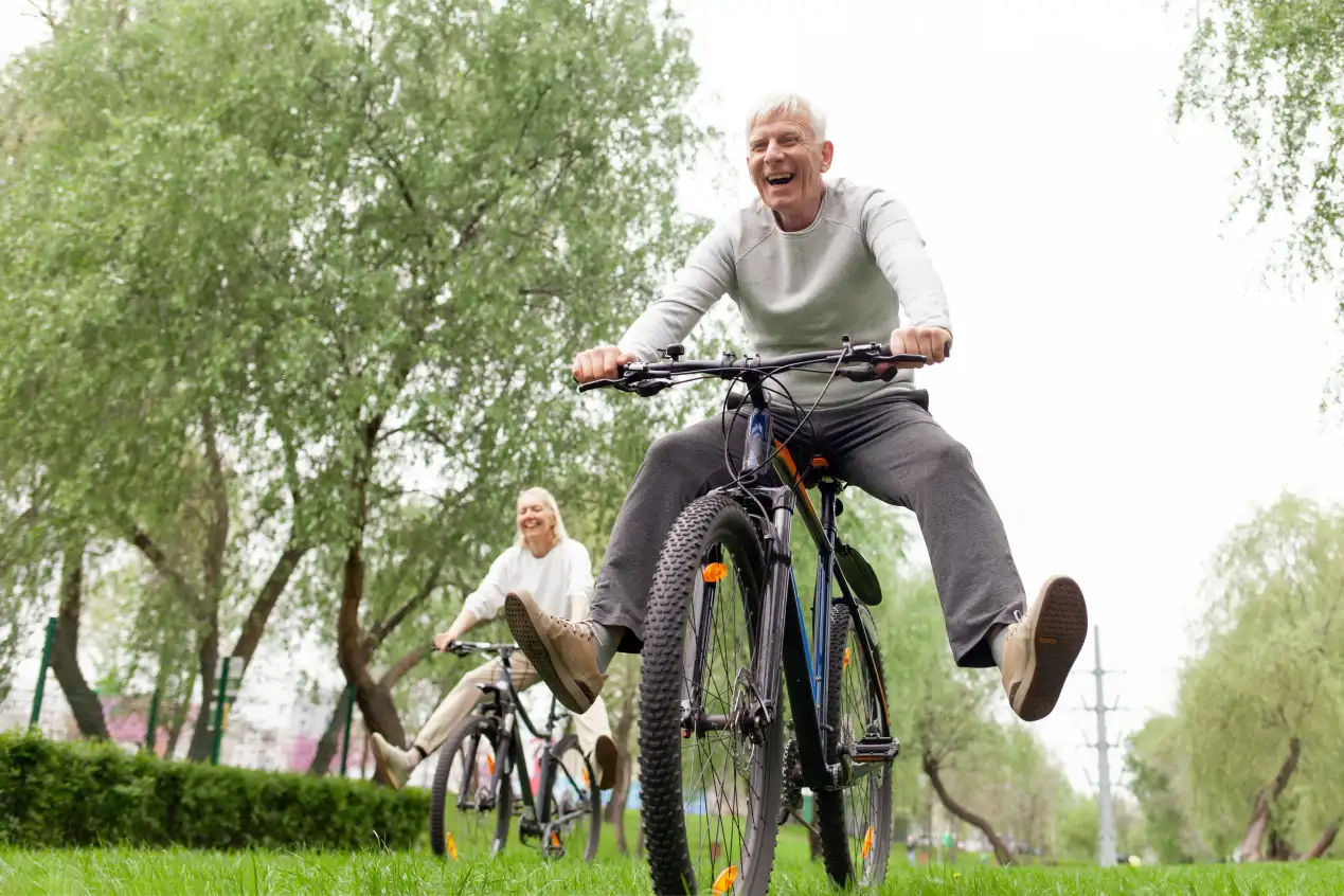 A senior man with healthy retina enjoys the outdoors.